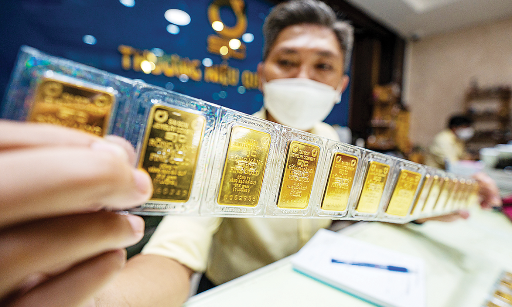 Phiên cuối tuần 11/5, giá  vàng miếng SJC rời đỉnh 92,4 triệu đồng,  lùi về 91,3 triệu đồng/lượng.