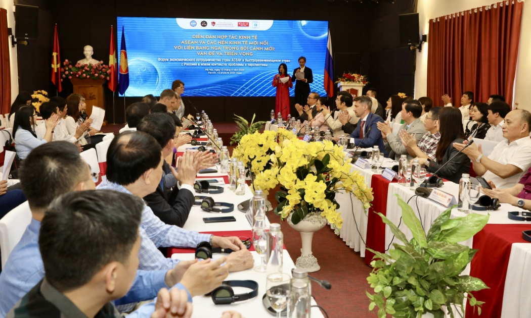 Diễn đàn mang chủ đề “Hợp tác kinh tế ASEAN và các nền kinh tế mới nổi với Liên bang Nga trong bối cảnh mới: Vấn đề và triển vọng” diễn ra vào ngày 12/4/2024 tại Trường Đại học Kinh tế, Đại học Quốc gia Hà Nội - Ảnh: Việt Dũng.