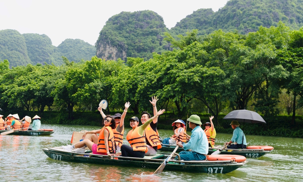 Du khách đến với khu du lịch Tràng An, tỉnh Ninh Bình