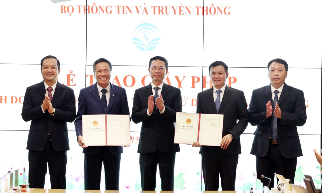 Bộ trưởng Bộ Thông tin và Truyền thông Nguyễn Mạnh Hùng trao giấy phép cho 2 nhà mạng Viettel và VNPT.