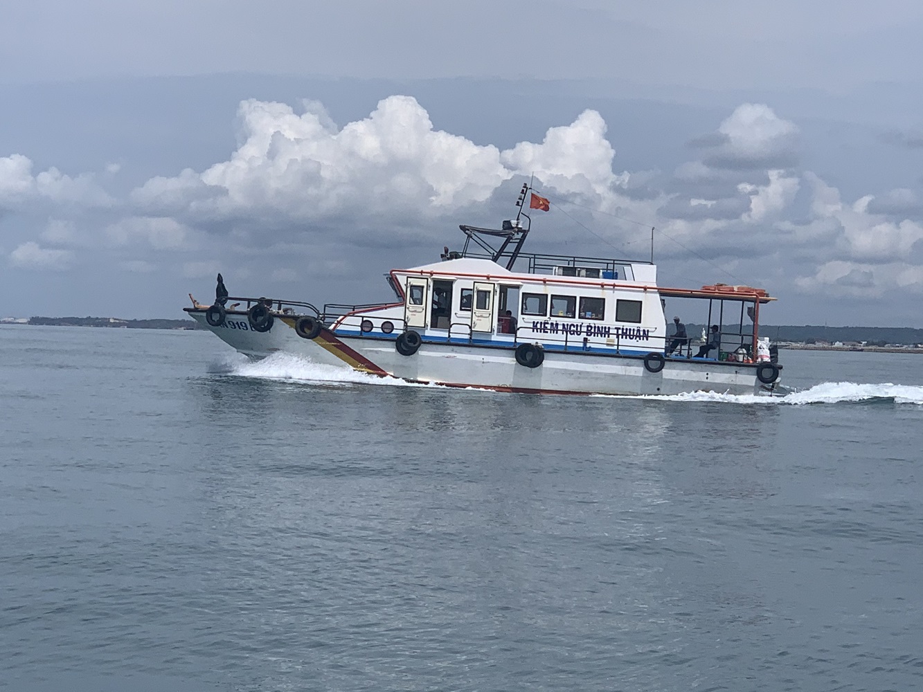 Tàu kiểm ngư tuần tra trên biển.