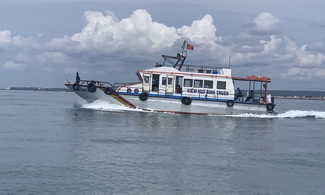 Tàu kiểm ngư tuần tra trên biển.