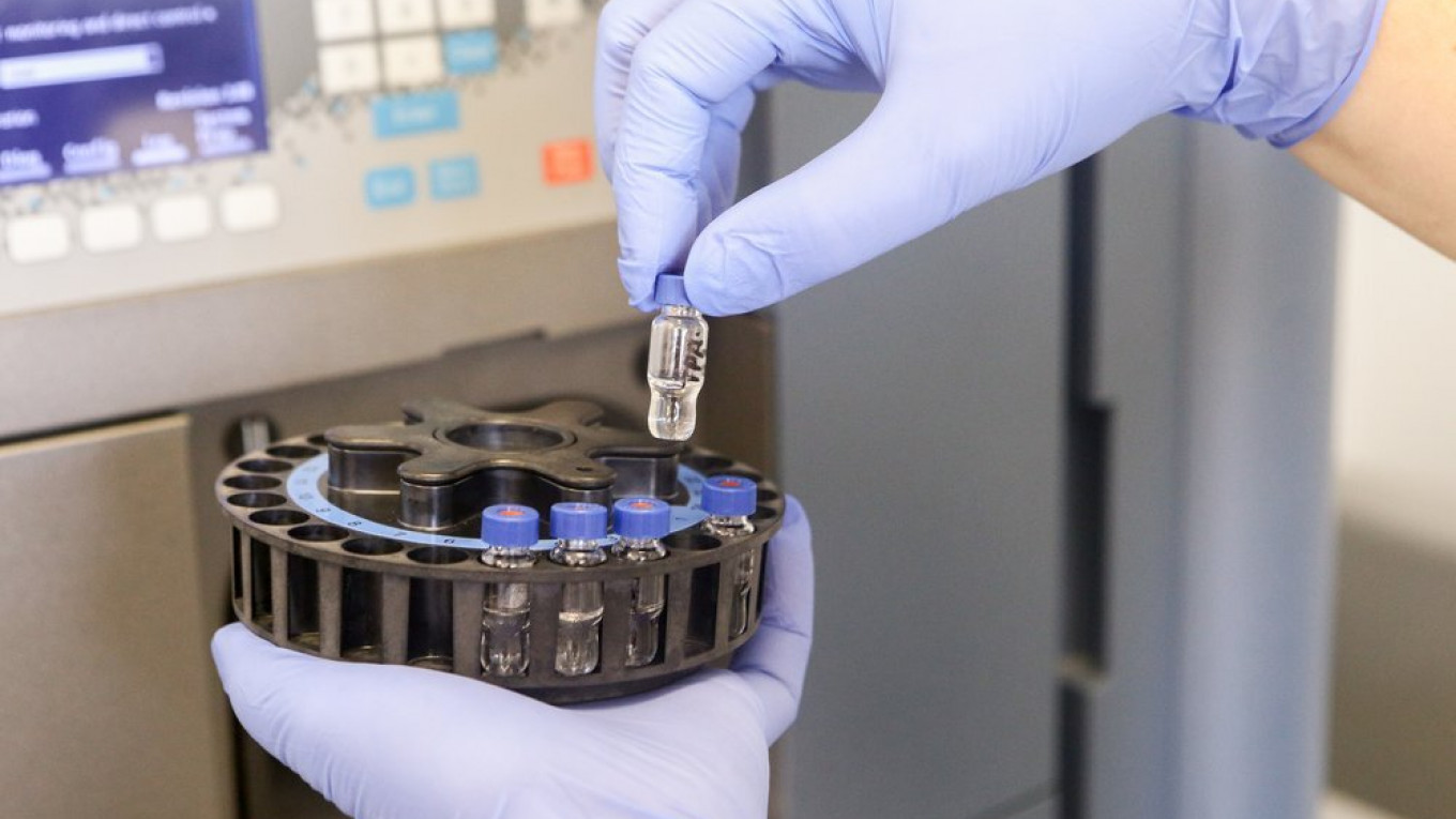 Tổng thống Nga Vladimir Putin từng tiết lộ c&aacute;c nh&agrave; khoa học Nga &ldquo;chỉ c&ograve;n một bước nữa&rdquo; l&agrave; b&agrave;o chế th&agrave;nh c&ocirc;ng vaccine chống ung thư.