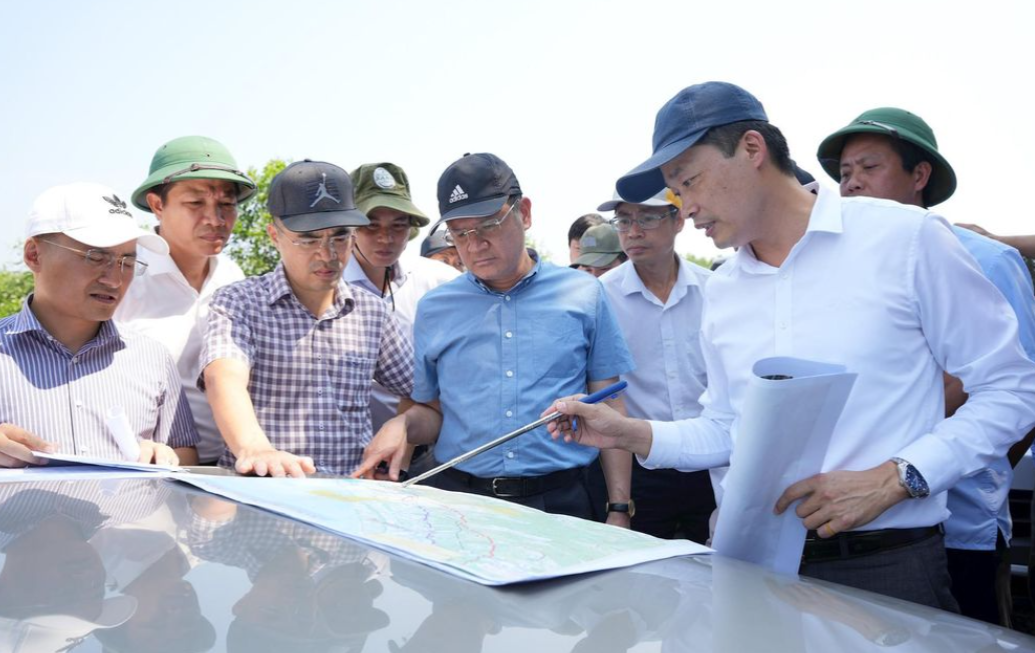 L&atilde;nh đạo tỉnh Thừa Thi&ecirc;n - Huế khảo s&aacute;t cao tốc Cam Lộ - La Sơn. Ảnh: N.M.