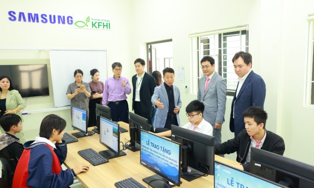 Các đại biểu tham quan phòng máy tính do Samsung trao tặng.