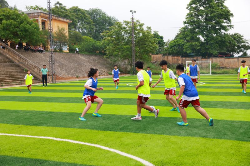 C&aacute;c em học sinh h&agrave;o hứng đ&aacute; b&oacute;ng tr&ecirc;n s&acirc;n b&oacute;ng mới được Samsung trao tặng&nbsp;