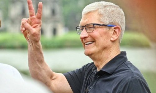 Apple CEO Tim Cook Visits Vietnam, Hinting at Growth Plans