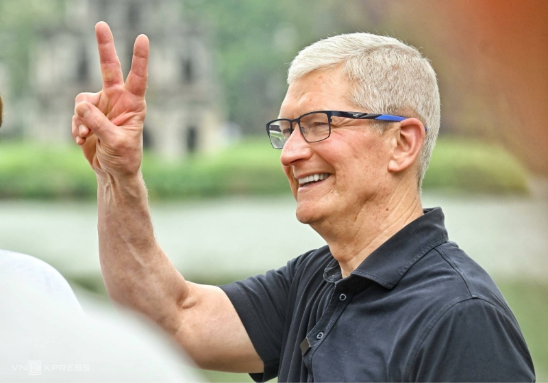 Apple CEO Tim Cook Visits Vietnam, Hinting at Growth Plans