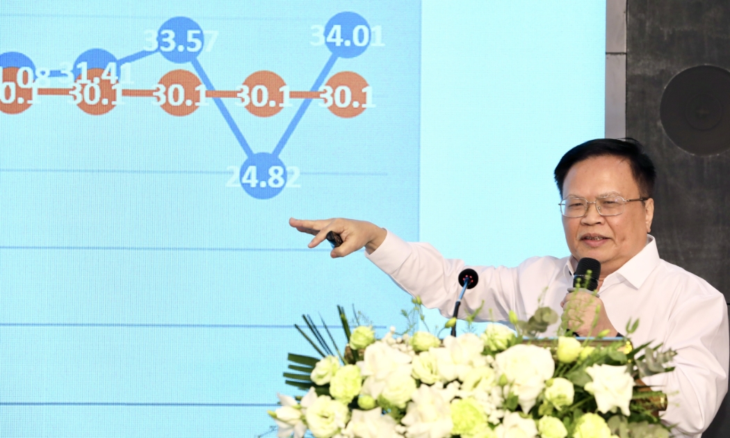 Theo TS. Nguyễn Đình Cung, nguyên Viện trưởng Viện Nghiên cứu quản lý kinh tế Trung ương, sau hơn 30 năm chứng kiến những nỗ lực cải cách và phát triển kinh tế, hiện nay là thời điểm mà nền kinh tế của Việt Nam đang đối mặt với những thách thức nặng nề nhất.