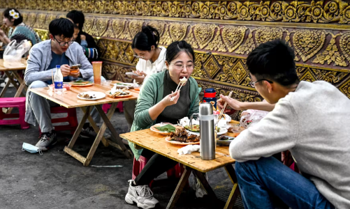 Thế hệ Z Trung Quốc thắt lưng buộc bụng vì kinh tế khó khăn