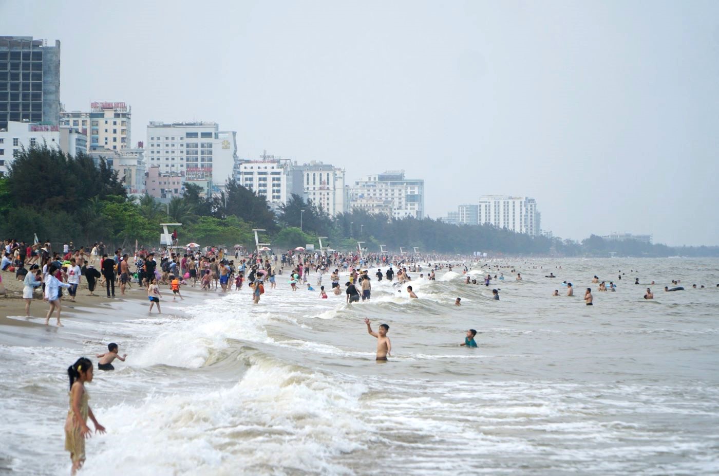 Những ng&agrave;y nắng n&oacute;ng vừa qua, th&agrave;nh phố Sầm Sơn đ&atilde; đ&oacute;n lượng lớn kh&aacute;ch về đ&acirc;y tắm biển