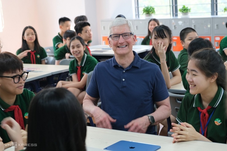 Apple's CEO Tim Cook spends time with Hanoi Starts school's students (Photo source: Tuan Hung)