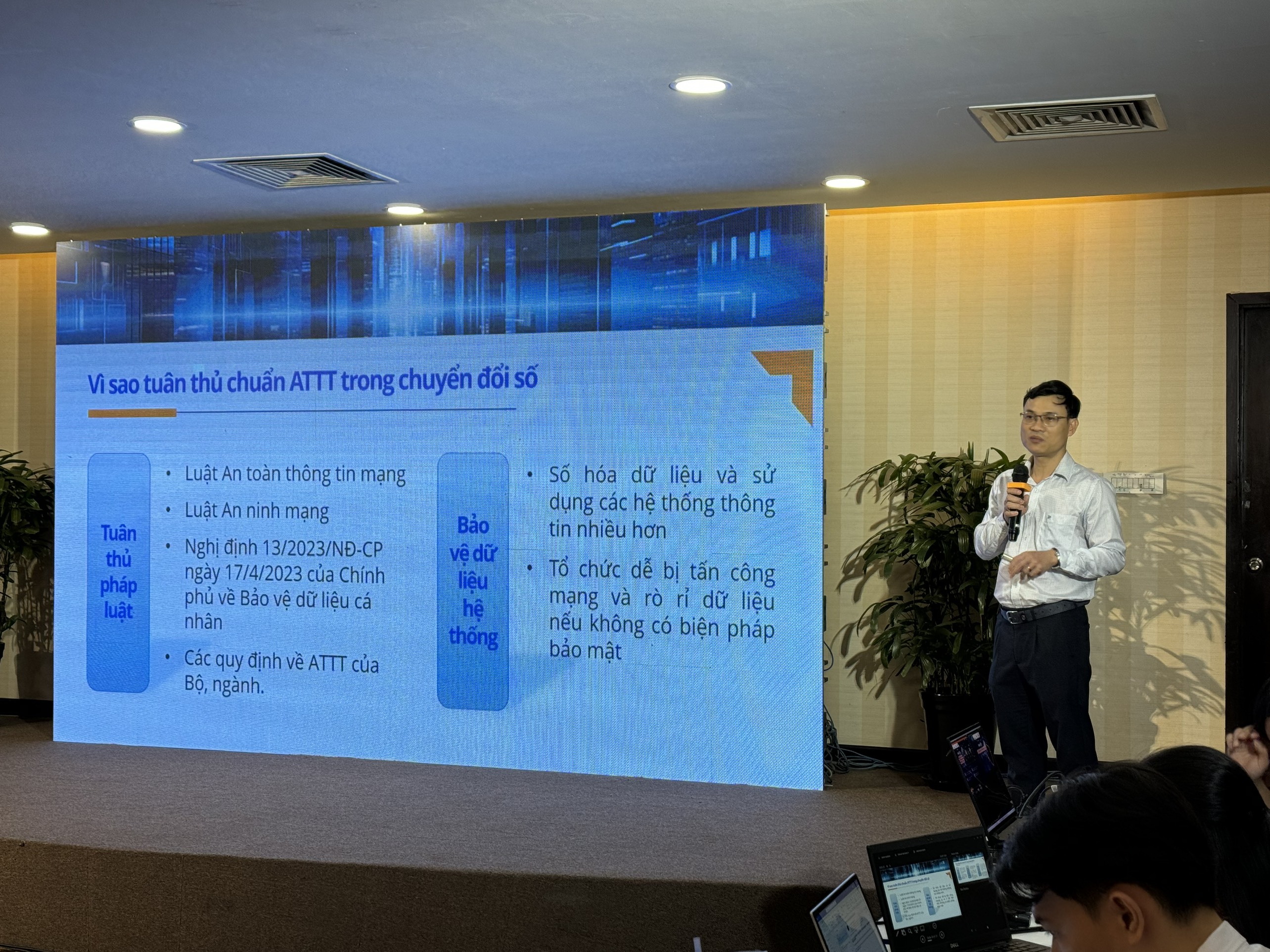 Ông Nguyễn Đức Chung, Phó giám đốc Trung tâm Chuyển đổi số TP.HCM chia sẻ tại Hội thảo, sáng 16/4.