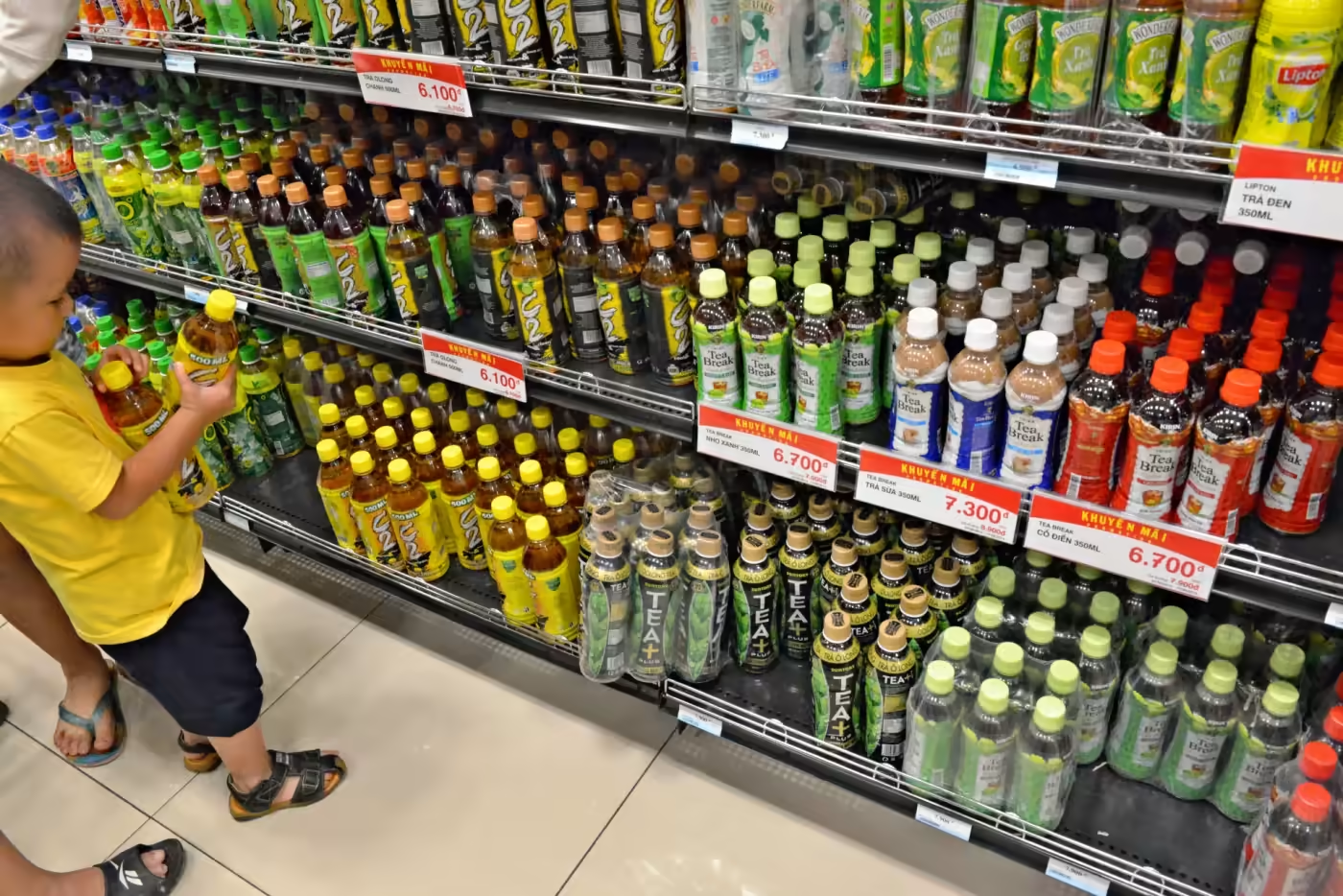 Kệ h&agrave;ng của c&aacute;c si&ecirc;u thị, đại l&yacute;, cửa h&agrave;ng tạp h&oacute;a... đ&atilde; d&agrave;nh diện t&iacute;ch lớn cho sản phẩm nước giải kh&aacute;t.