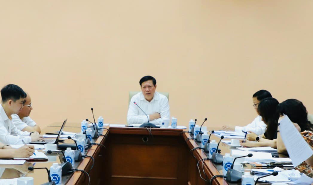 Thứ trưởng Bộ Y tế Đỗ Xuân Tuyên chủ trì cuộc họp. Ảnh: Trần Minh.