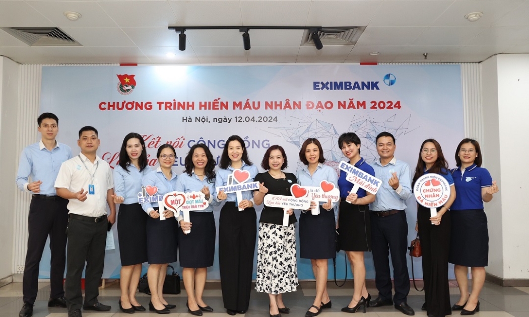 Bà Doãn Hồ Lan - Thành viên ban kiểm soát (thứ 6 từ phải qua) cùng bà Trịnh Thị Hải Yến (thứ 6 từ trái qua) - Trưởng VPĐD Eximbank tại Hà Nội cùng CBNV Eximbank tham gia ngày hội hiến máu.