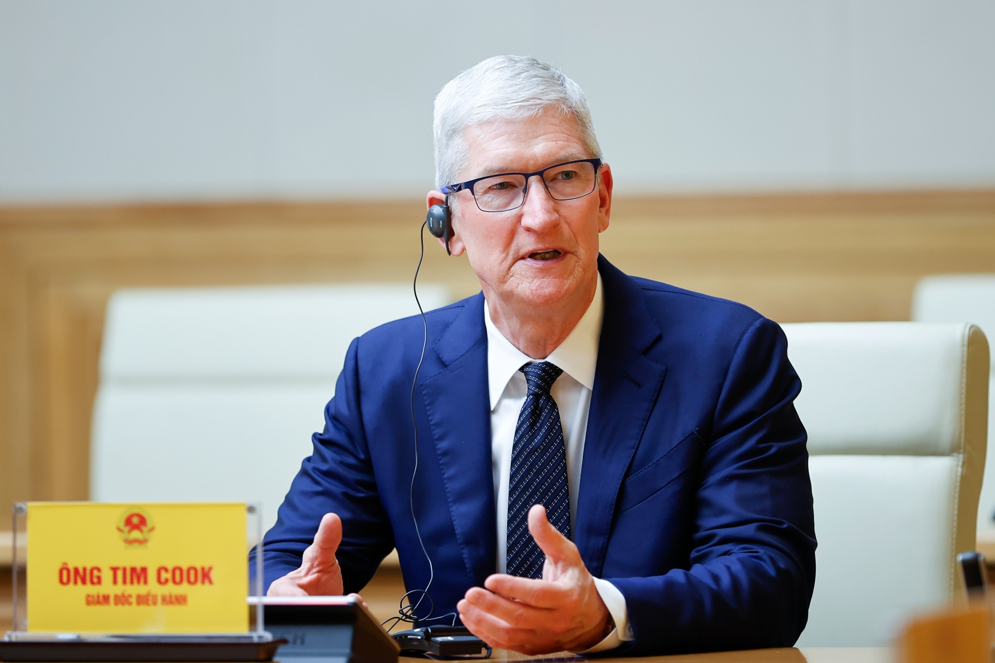 Giám đốc điều hành Tim Cook cho hay Apple cam kết mua nhiều hơn các linh phụ kiện do các đối tác sản xuất tại Việt Nam. Ảnh: chinhphu.vn