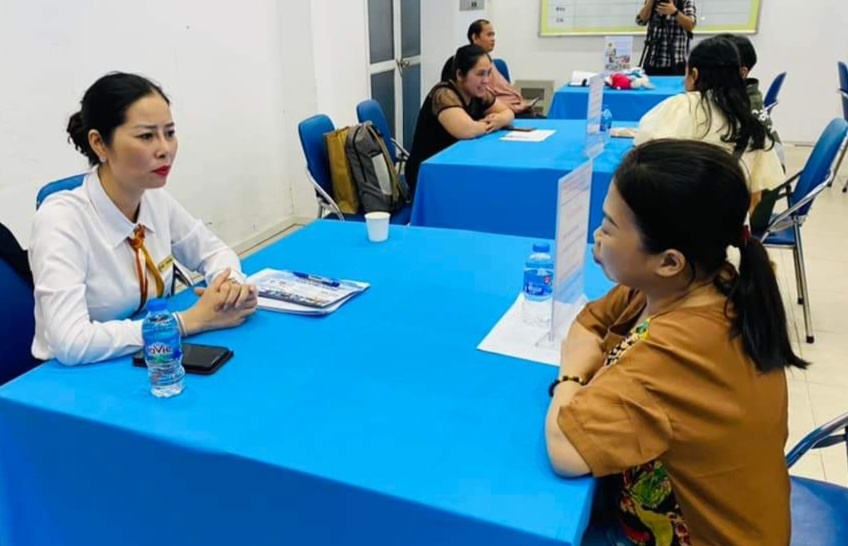 Doanh nghiệp phỏng vấn tuyển lao động. Ảnh: Thanh Hải.