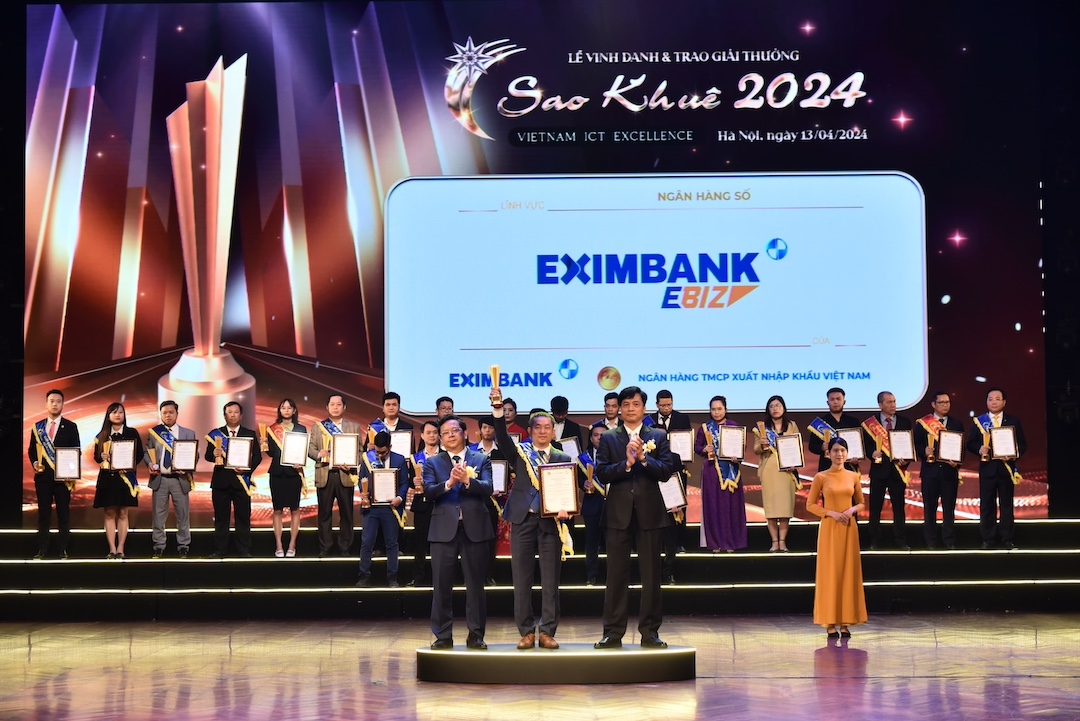 Ông Nguyễn Hướng Minh - Phó Tổng giám đốc Eximbank nhận giải thưởng Sao Khuê 2024.