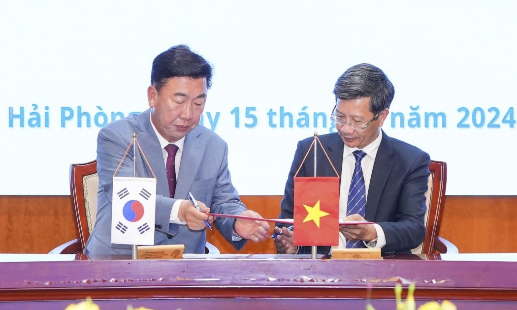 Thị trưởng thành phố Cheongju và ông Lê Anh Quân Phó Chủ tịch UBND thành phố Hải Phòng ký kết bản ghi nhớ
