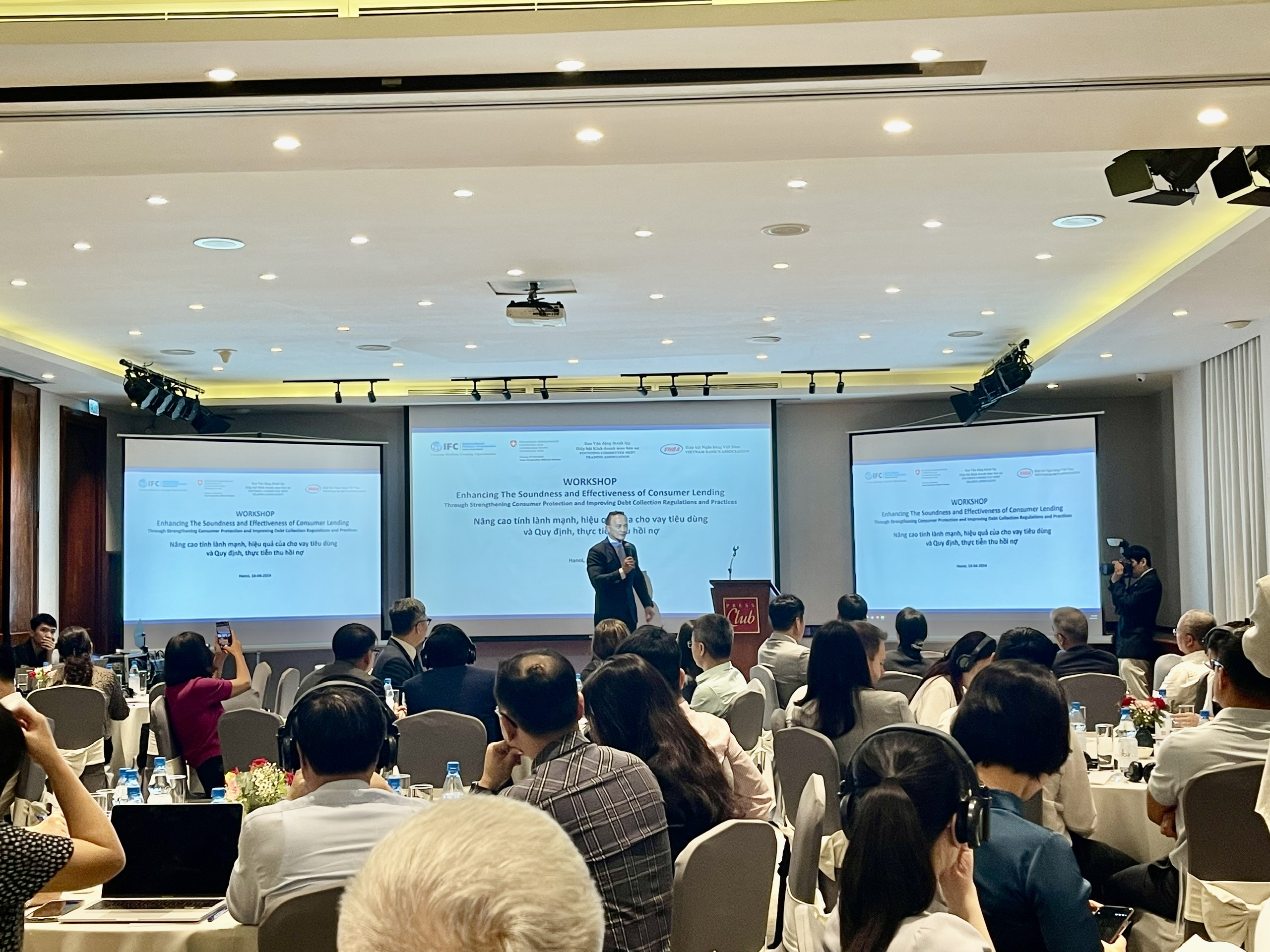 Nhiều chuy&ecirc;n gia tại hội thảo đưa ra giải ph&aacute;p để n&acirc;ng cao t&iacute;nh l&agrave;nh mạnh v&agrave; hiệu quả của cho vay ti&ecirc;u d&ugrave;ng.