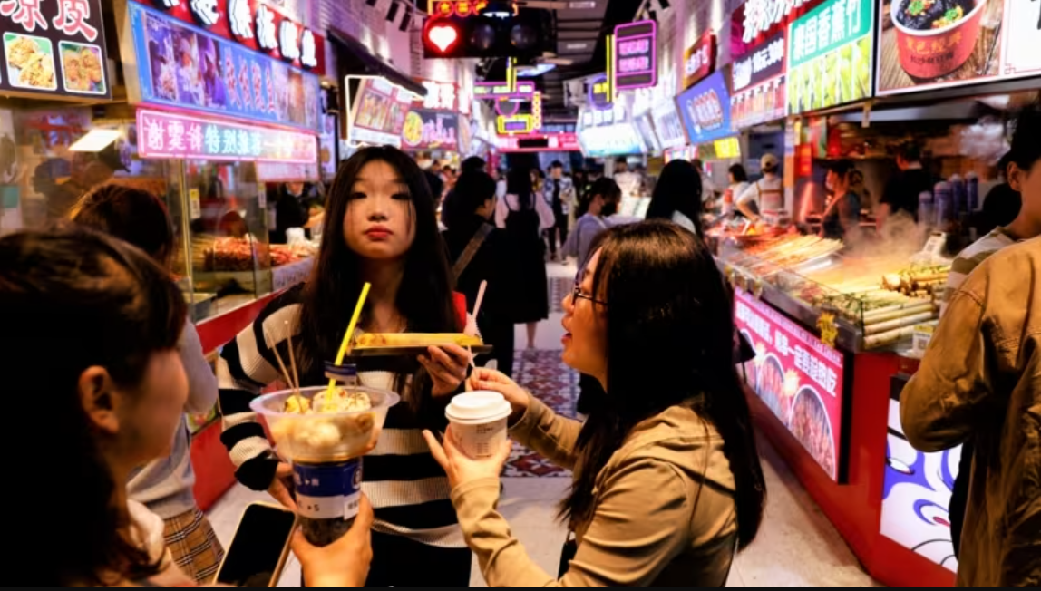 Người trẻ ăn uống tại một trung t&acirc;m thương mại ở H&agrave;ng Ch&acirc;u. C&aacute;c chuy&ecirc;n gia lo ngại về xu hướng tiết kiệm của người trẻ Trung Quốc, đặc biệt l&agrave; xu hướng hạn chế đi ăn b&ecirc;n ngo&agrave;i, sẽ g&acirc;y t&aacute;c động lớn tới nền kinh tế - Ảnh: Reuters