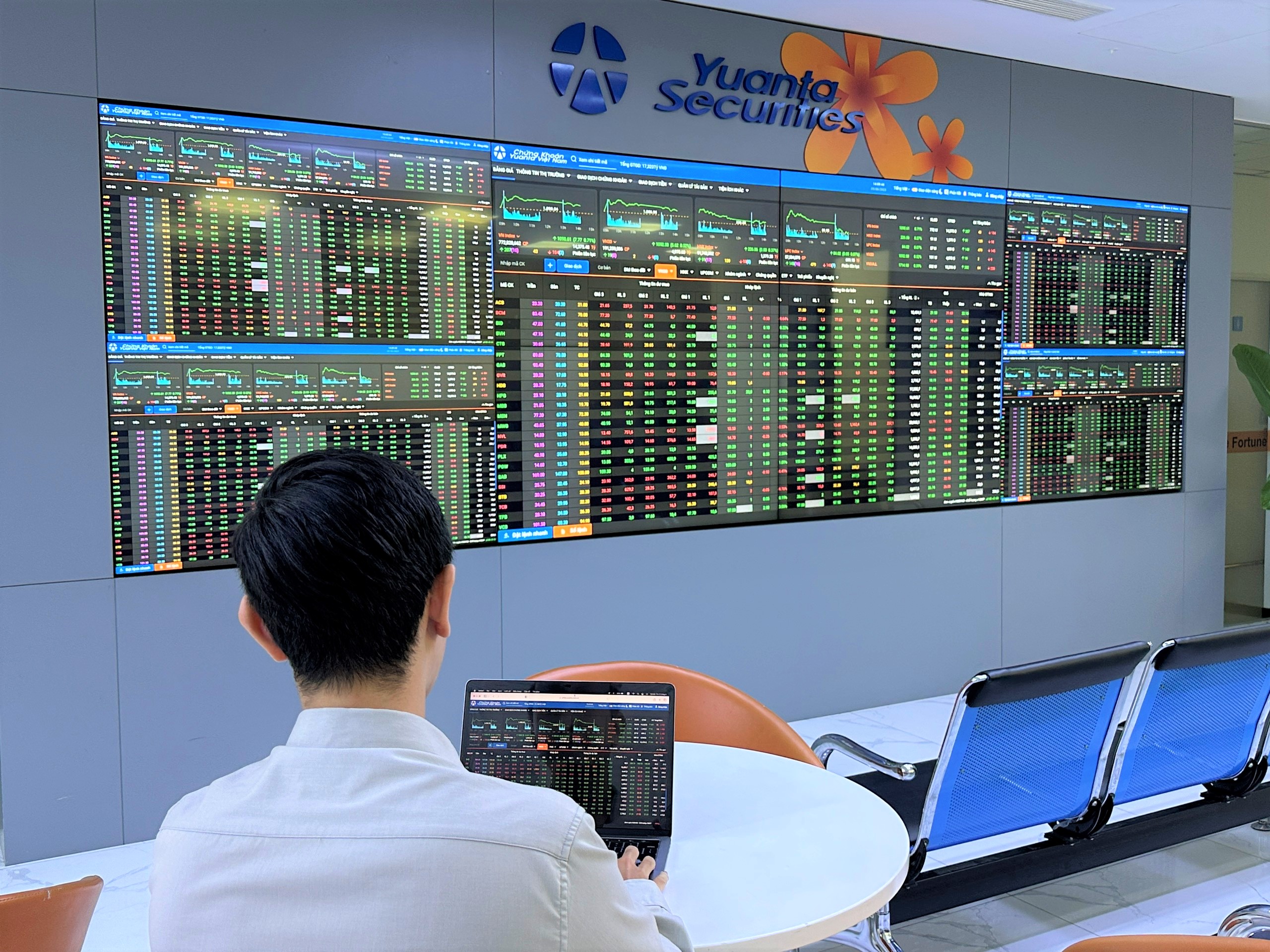 Nhà đầu tư tại sàn giao dịch Công ty Chứng Khoán Yuanta Việt Nam.
