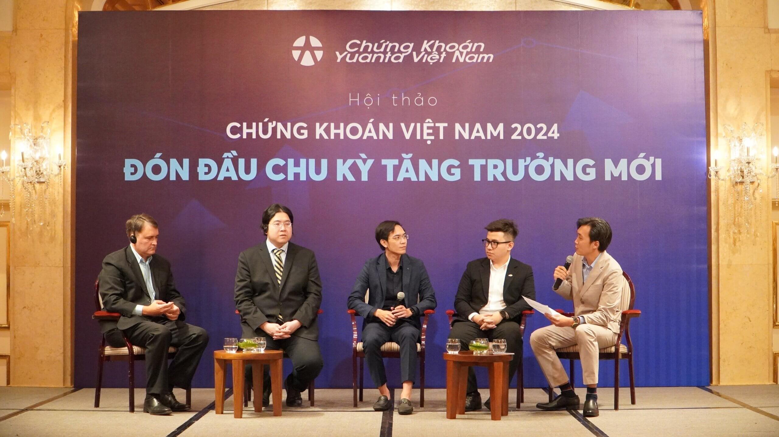 Các chuyên gia chia sẻ về triển vọng thị trường chứng khoán tại hội thảo “Đón đầu chu kỳ tăng trưởng mới” do YSVN tổ chức.