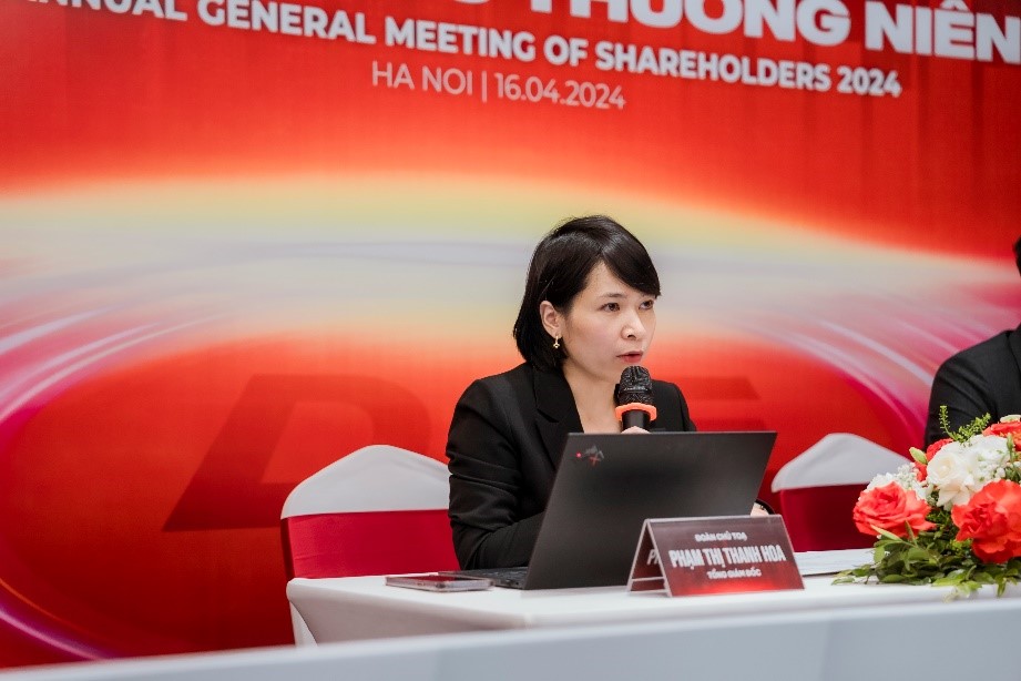 B&agrave; Phạm Thị Thanh Hoa, Th&agrave;nh vi&ecirc;n HĐQT DNSE, Tổng gi&aacute;m đốc DNSE trả lời cổ đ&ocirc;ng tại Đại hội.