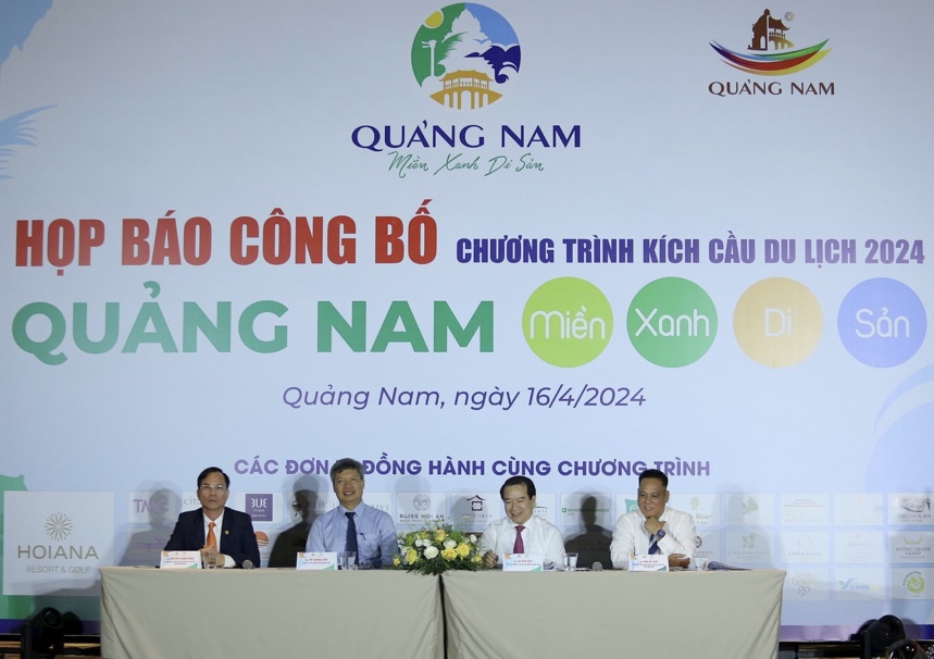 L&atilde;nh đạo tỉnh Quảng Nam v&agrave; Cục Du lịch quốc gia Việt Nam chủ tr&igrave; buổi họp b&aacute;o.