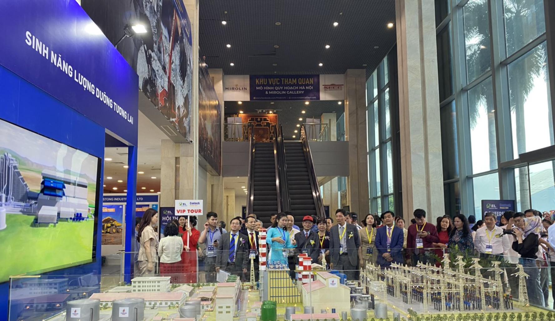 Khách tham quan gian hàng tại triển lãm