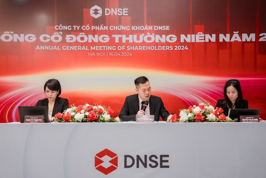 Ông Nguyễn Hoàng Giang (giữa) trả lời cổ đông tại Đại hội