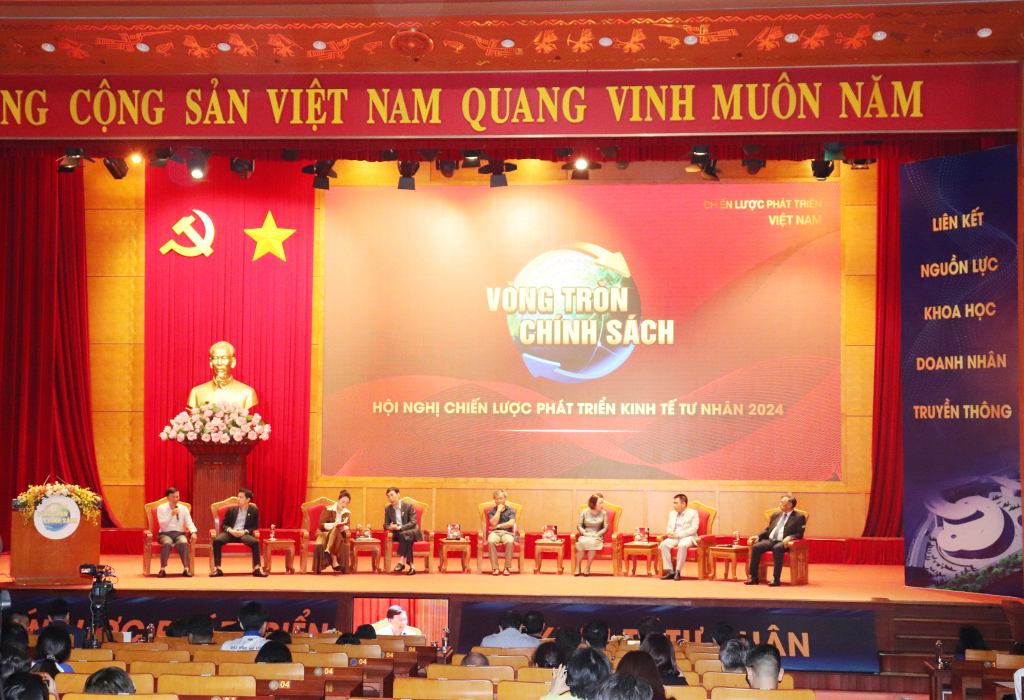 Hội nghị Chiến lược phát triển kinh tế tư nhân đẩy mạnh liên kết, hợp tác giữa doanh nhân, doanh nghiệp với các nhà khoa học và bàn thảo chính sách để tạo động lực giúp phát triển doanh nghiệp tư nhân.