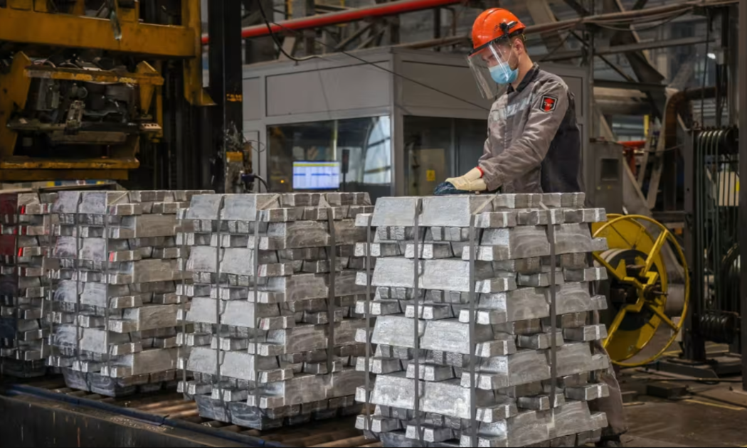 Giá nhôm tăng hơn 9% sau lệnh cấm của Mỹ và Anh với kim loại Nga - Ảnh: Bloomberg