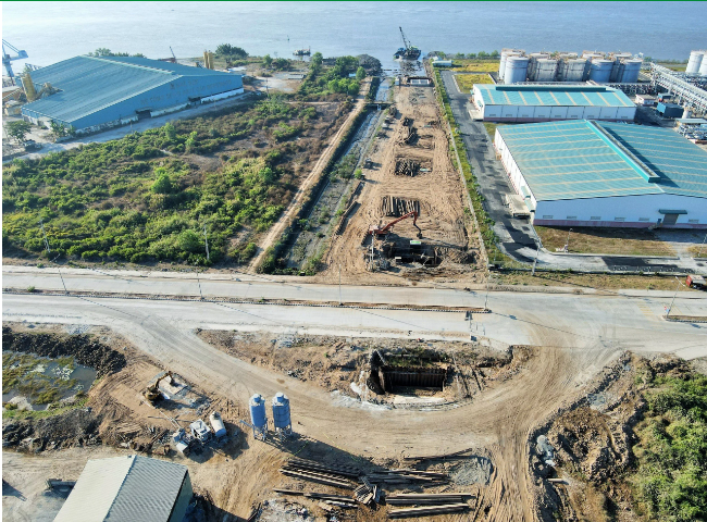 Hạng mục cống hộp xả nước làm mát của Nhà máy điện Nhơn Trạch 3 và 4 đã không thể tiến hành thi công từ cuối tháng 11/2023 do vướng 1 đoạn đường bê tông giao cắt với Khu Công nghiệp Ông Kèo