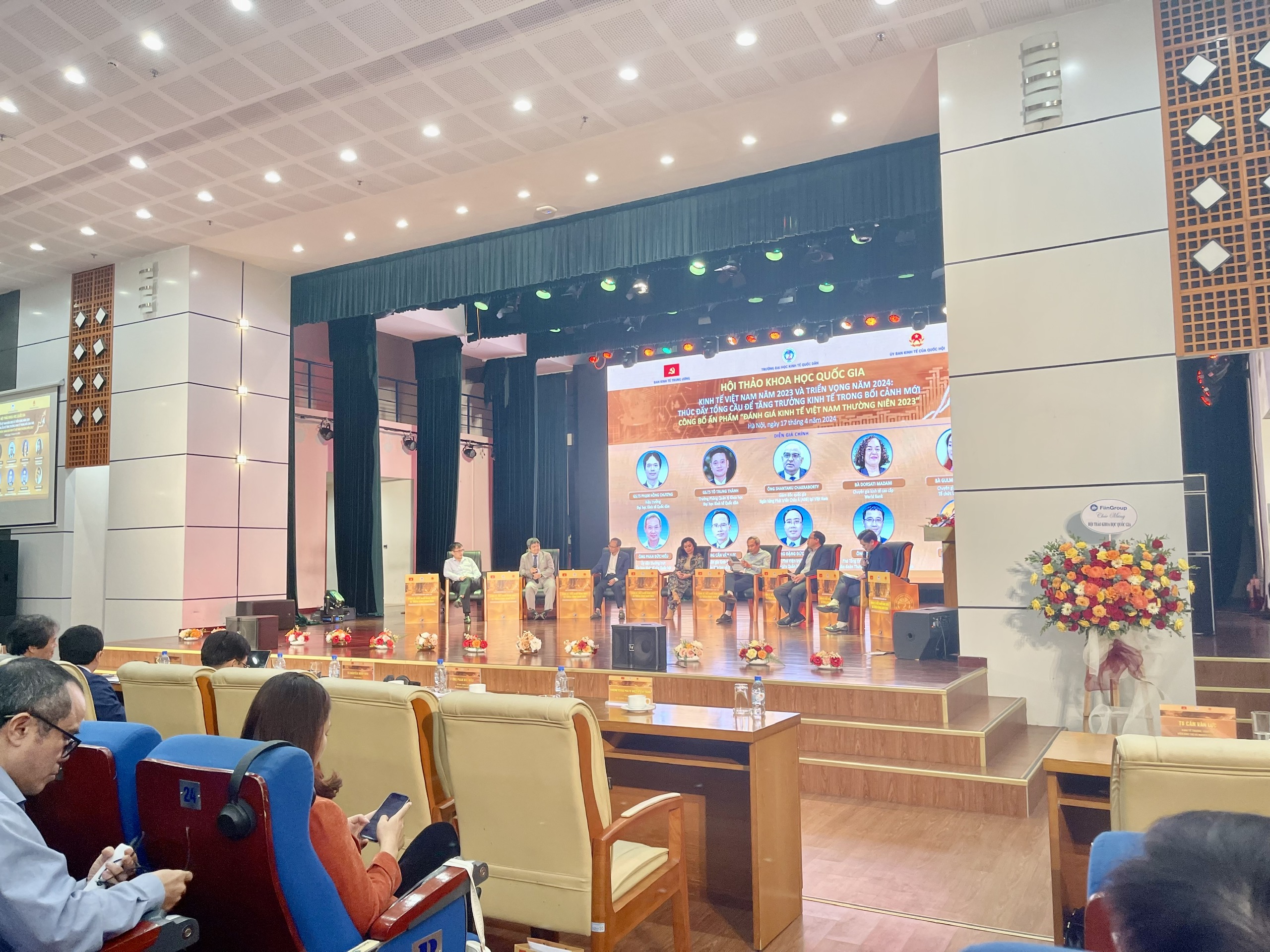 Nhiều chuy&ecirc;n gia tại hội thảo b&agrave;n giải ph&aacute;p gi&uacute;p th&aacute;o gỡ kh&oacute; khăn, đưa nền kinh tế Việt Nam tăng trưởng cao hơn trong năm 2024.