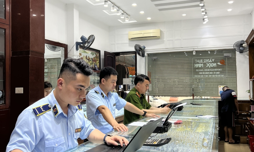 Lực lượng chức năng tỉnh Thanh Hóa kiểm tra các cơ sở kinh doanh vàng trên địa bàn