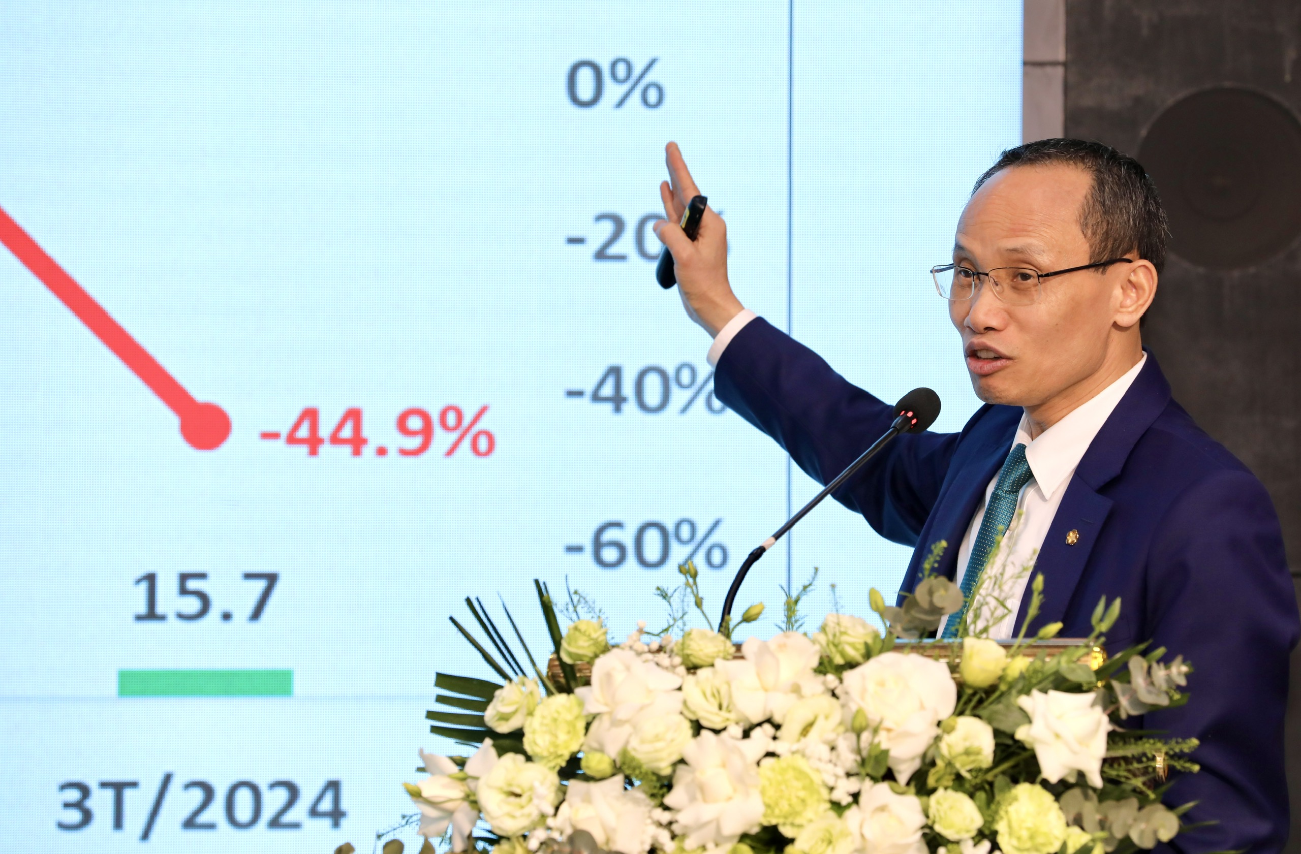 Dr Can Van Luc speaking at the discussion with the theme of Economic outlook for the first quarter: “Opening the way” for the economy in 2024.
