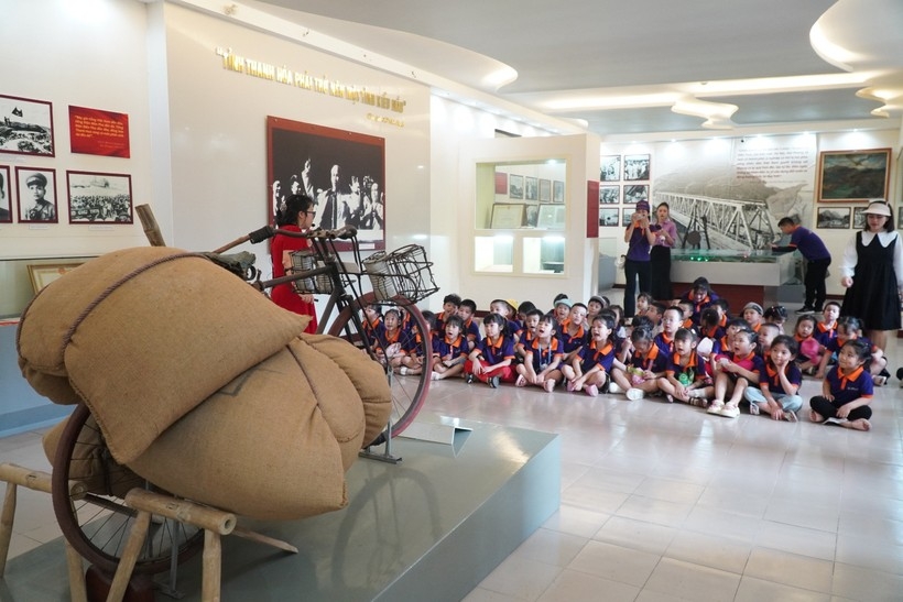 Trong những ng&agrave;y n&agrave;y, rất nhiều người d&acirc;n, học sinh đến tham quan khu trưng b&agrave;y hiện vật về Chiến dịch Điện Bi&ecirc;n Phủ.