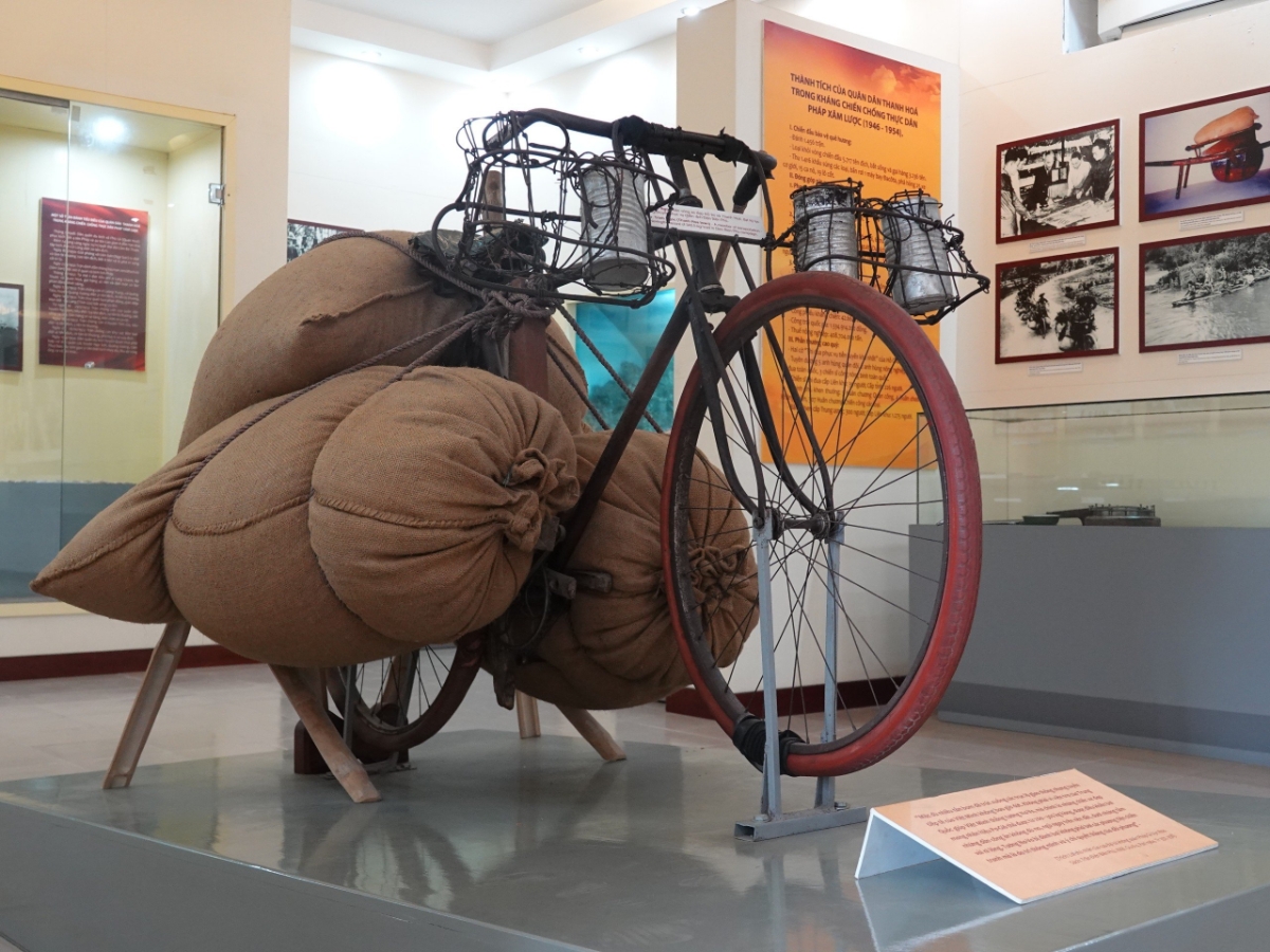 Chiếc xe đạp thồ của &ocirc;ng Trịnh Ngọc, d&acirc;n c&ocirc;ng xe đạp thồ thị x&atilde; Thanh H&oacute;a đang được trưng b&agrave;y một c&aacute;ch trang trọng tại ph&ograve;ng trưng b&agrave;y vận chuyển 345,5 kg/chuyến phục vụ chiến dịch Điện Bi&ecirc;n Phủ.