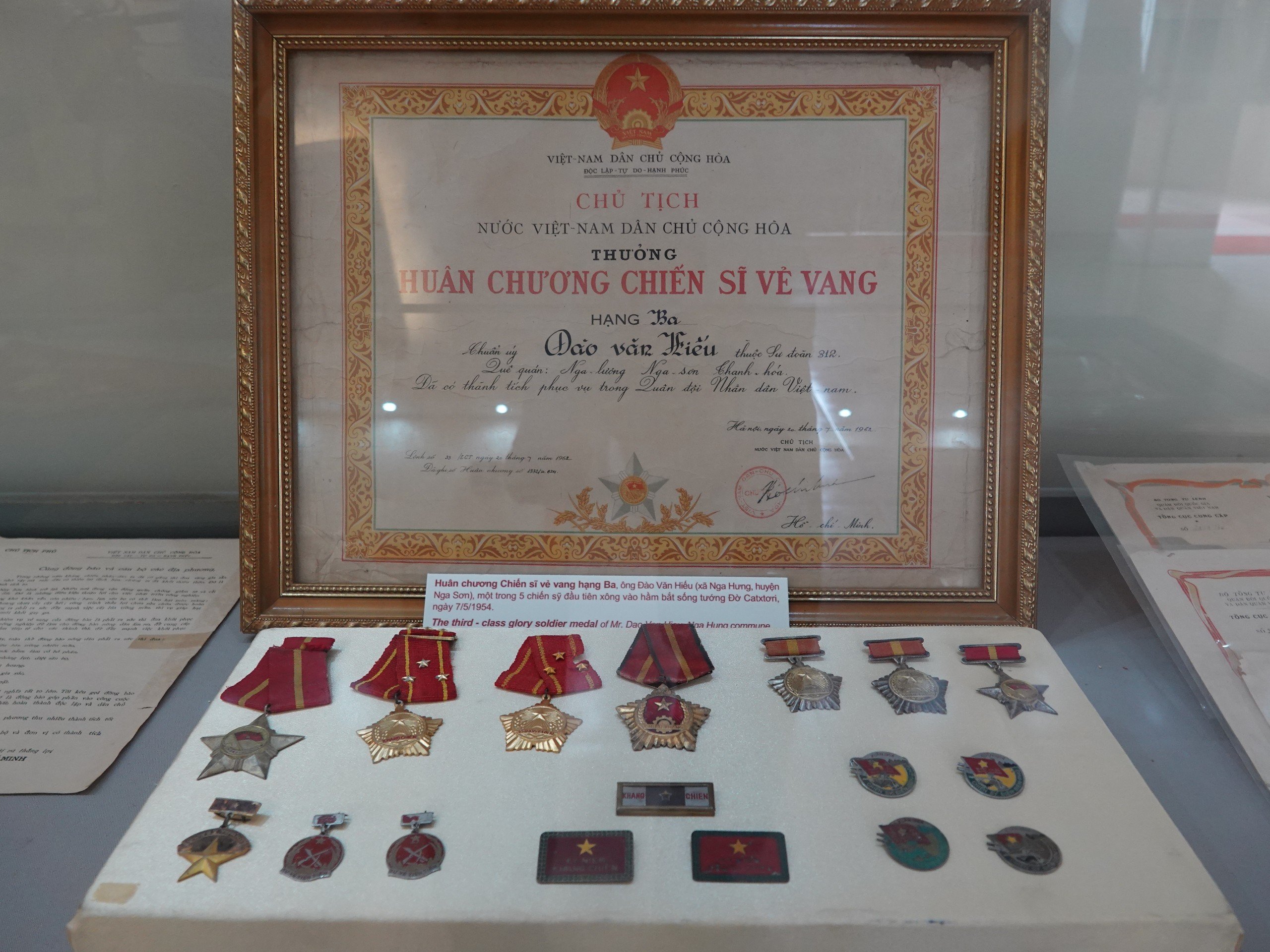 Huân chương Chiến sĩ vẻ vang hạng Ba của ông Đào Văn Hiếu (xã Nga Hưng, huyện Nga Sơn) 1 trong 5 chiến sĩ đầu tiên xông vào hầm bắt tướng Đờ Catxtơri. Bộ sưu tập Huân chương, Huy chương, Huy hiệu, Kỷ niệm kháng chiến của quân và dân Thanh Hoá trong kháng chiến chống Pháp