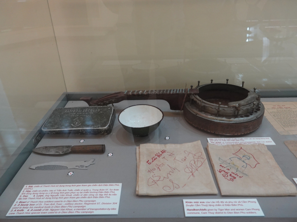 Những vật dụng như đ&agrave;n, b&aacute;t, dao, lược,... của c&aacute;c chiến sĩ Thanh H&oacute;a sử dụng trong thời gian tham gia chiến dịch Điện Bi&ecirc;n Phủ