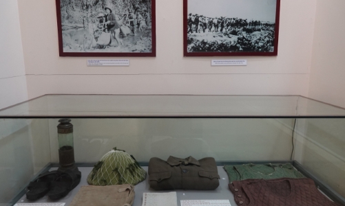 Ngắm hiện vật chiến tranh nơi hậu phương lớn trong chiến dịch 