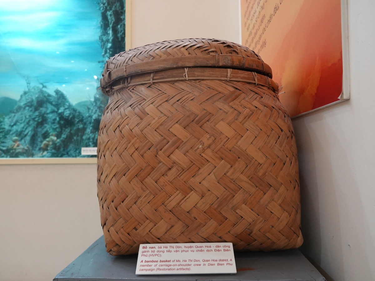 Ngo&agrave;i chiếc xe đạp thồ, xe cutkit, tại Bảo t&agrave;ng c&ograve;n lưu giữ, trưng b&agrave;y nhiều h&igrave;nh ảnh, kỷ vật của qu&acirc;n v&agrave; d&acirc;n Thanh H&oacute;a trong Chiến dịch Điện Bi&ecirc;n Phủ như bồ nan của b&agrave; H&agrave; Thị D&oacute;n, huyện Quan Ho&aacute;.