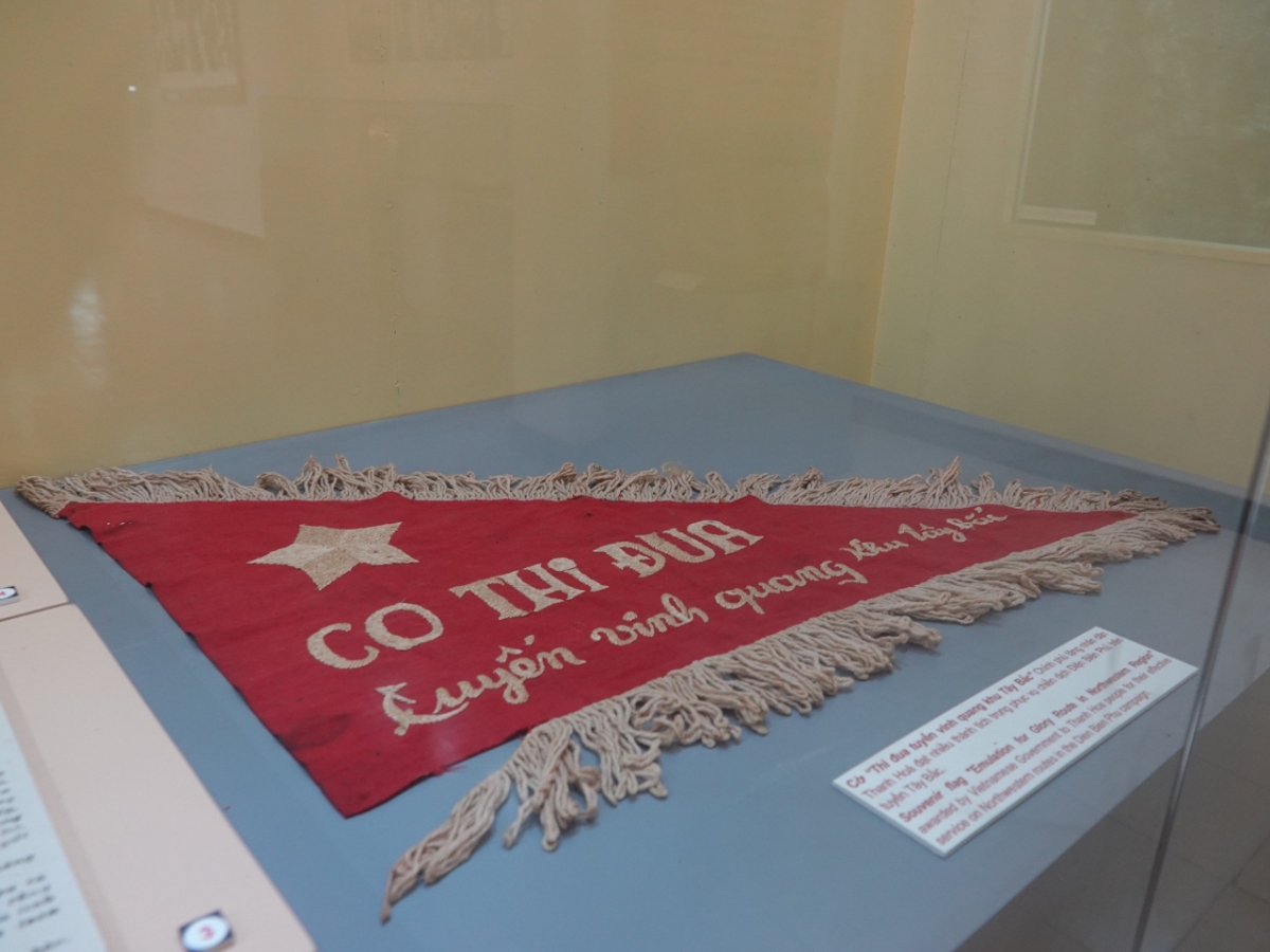 Cờ thi đua tuyến vinh quang khu T&acirc;y Bắc - Ch&iacute;nh phủ tặng nh&acirc;n d&acirc;n Thanh H&oacute;a đạt nhiều th&agrave;nh t&iacute;ch trong phục vụ chiến dịch Điện Bi&ecirc;n Phủ tr&ecirc;n tuyến T&acirc;y Bắc.&nbsp;