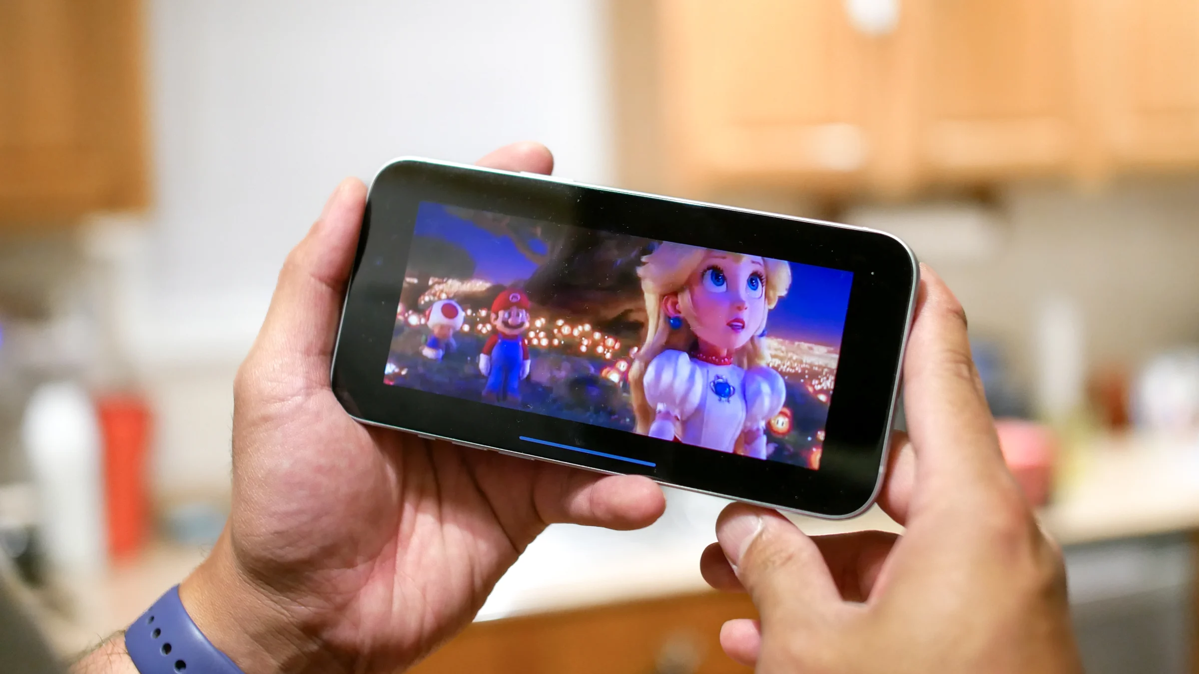 M&agrave;n h&igrave;nh mới gi&uacute;p iPhone 16 khuếch đại độ s&aacute;ng v&agrave; m&agrave;u sắc m&agrave;n h&igrave;nh, đồng thời ti&ecirc;u thụ &iacute;t năng lượng hơn.