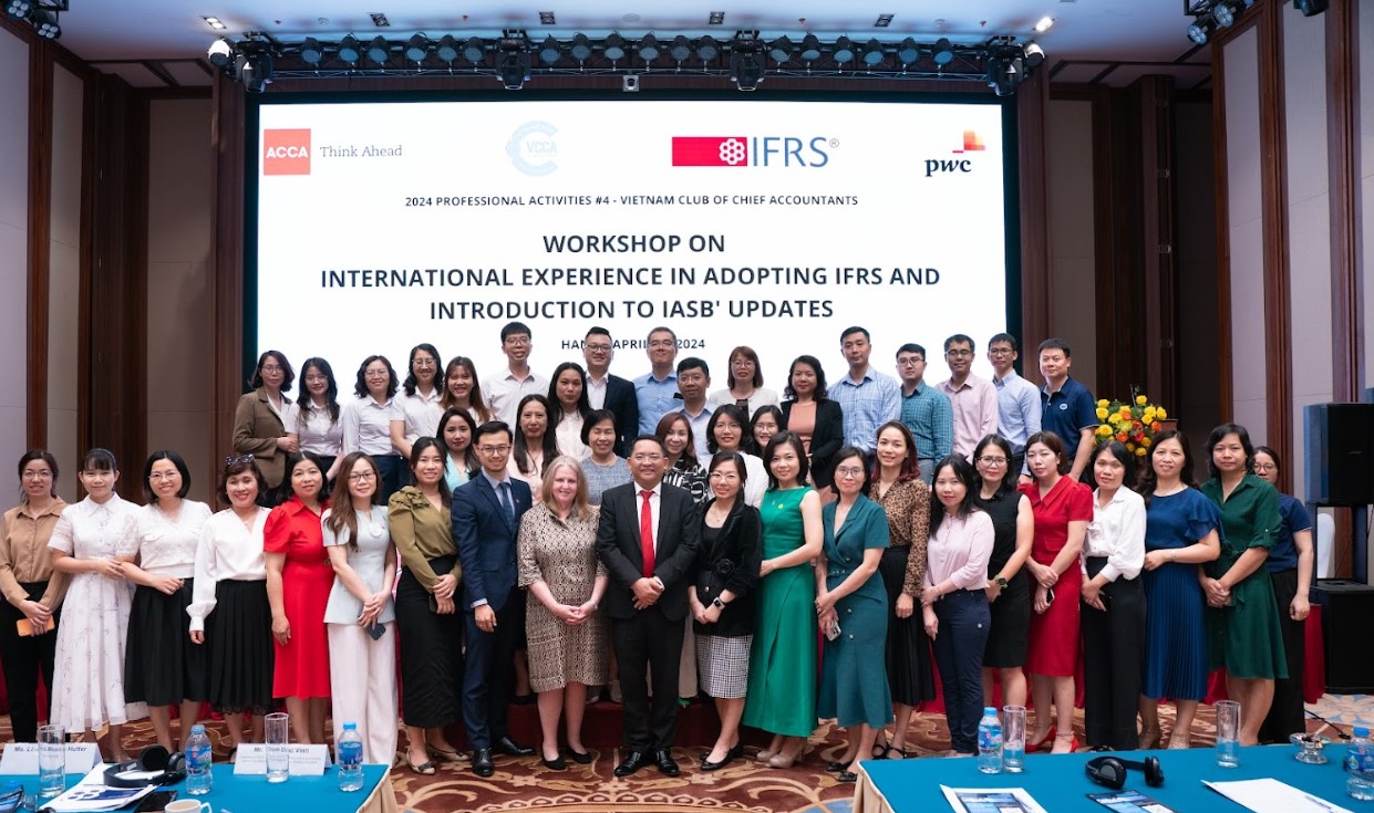 C&aacute;c chuy&ecirc;n gia v&agrave; kh&aacute;ch mời chụp ảnh kỷ niệm tại buổi Hội thảo &ldquo;Chia sẻ kinh nghiệm quốc trong việc tế &aacute;p dụng IFRS v&agrave; c&aacute;c dự &aacute;n cập nhật của IASB&rdquo;.