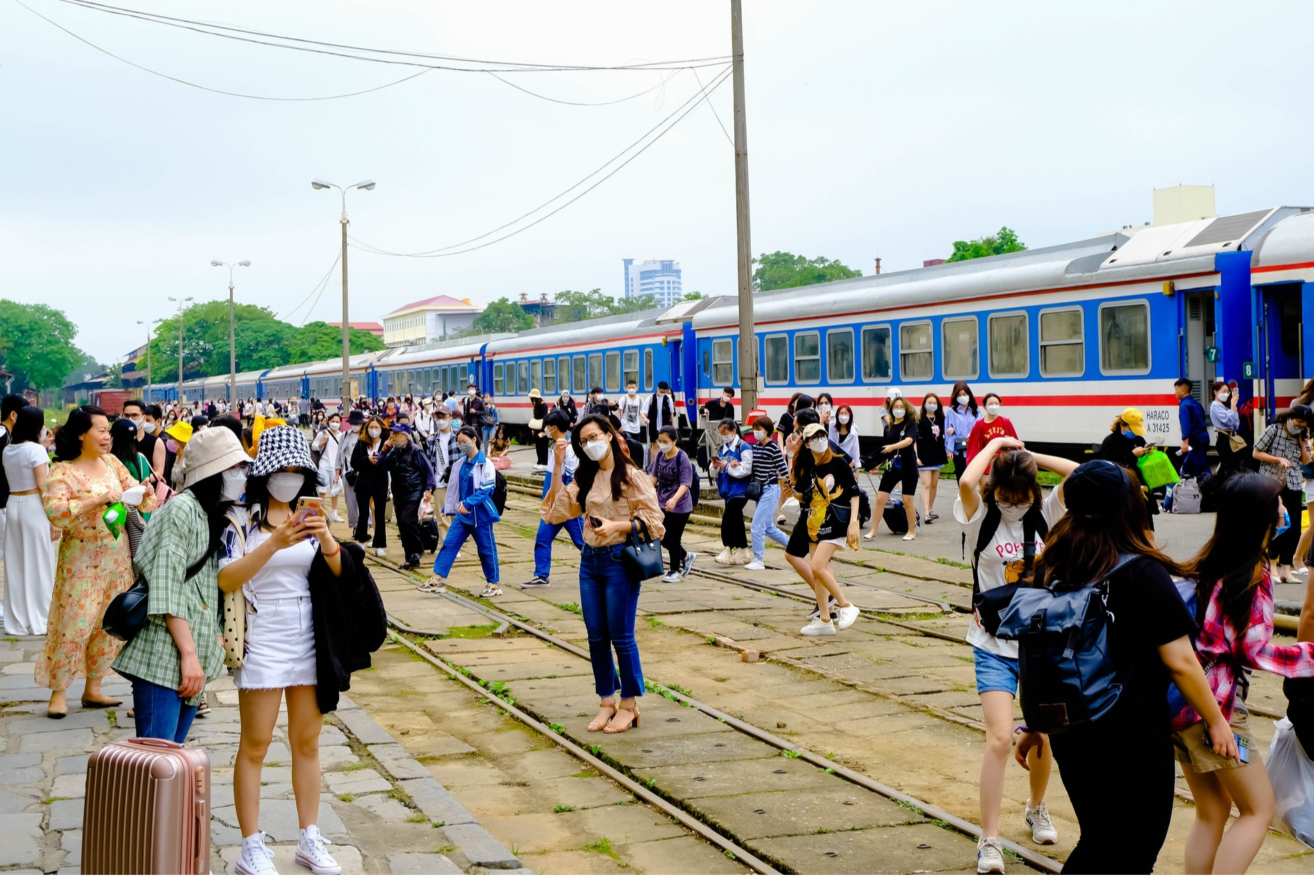 10 ngày trước kỳ nghỉ lễ 30/4 – 1/5, người dân, du khách không thể tìm mua chỗ đẹp trên các tuyến tàu du lịch.
