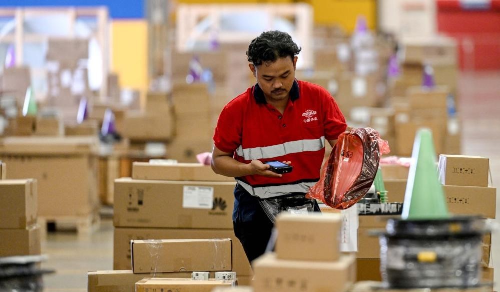 Một nh&acirc;n vi&ecirc;n đang l&agrave;m việc trong Nh&agrave; kho 5G.&nbsp;