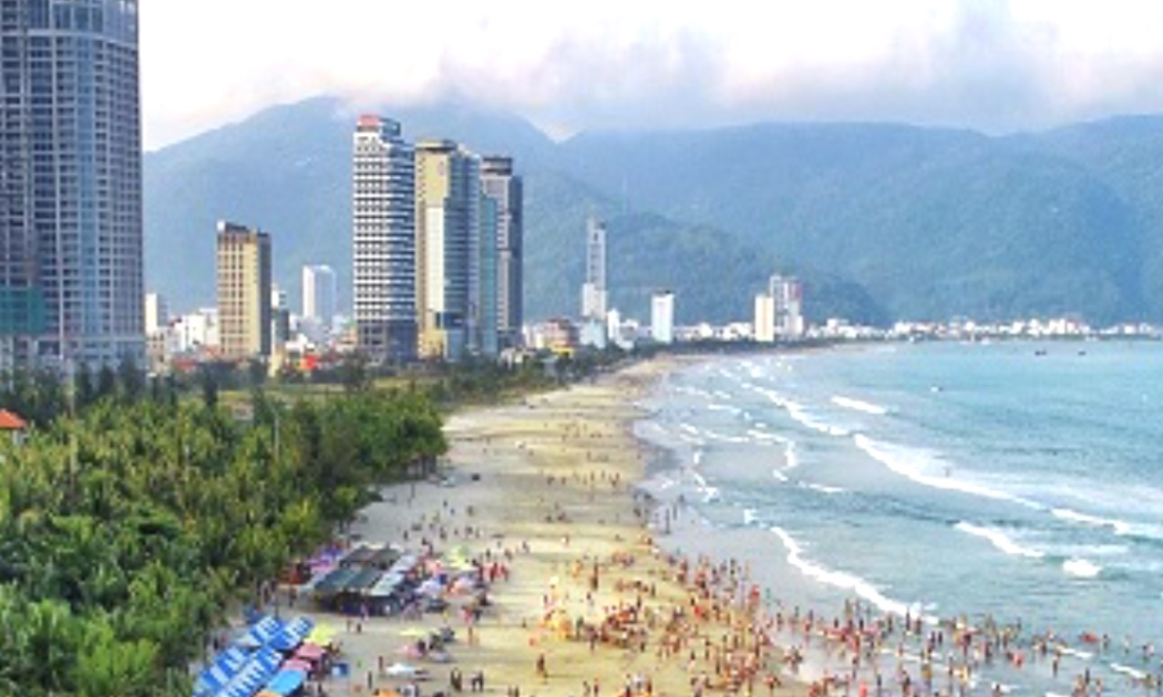 Khách du lịch tắm biển Mỹ Khê, Đà Nẵng.